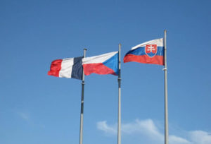Drapeaux français, tchèque et slovaque - présence Chambrelan en Europe centrale
