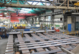Atelier de production industrielle avec pont roulant et lignes de fabrication