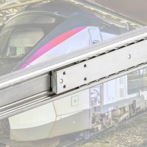 Glissière télescopique en acier Chambrelan avec un train en arrière-plan