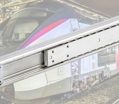 Glissière télescopique en acier Chambrelan avec un train en arrière-plan