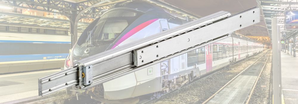 Glissière télescopique en acier Chambrelan avec un train en arrière-plan