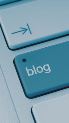 Touche blog sur clavier d’ordinateur, illustration pour contenu Chambrelan