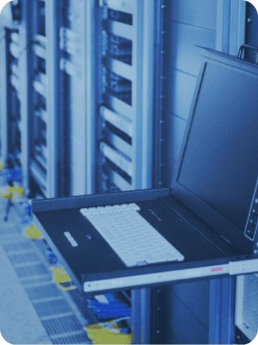 Tiroir clavier et écran sur rack serveur en salle informatique - application datacenter et télécoms